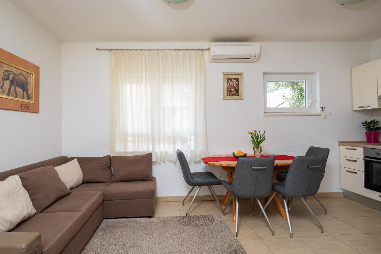 Adriatic Beach Suites Omiš Esterno foto